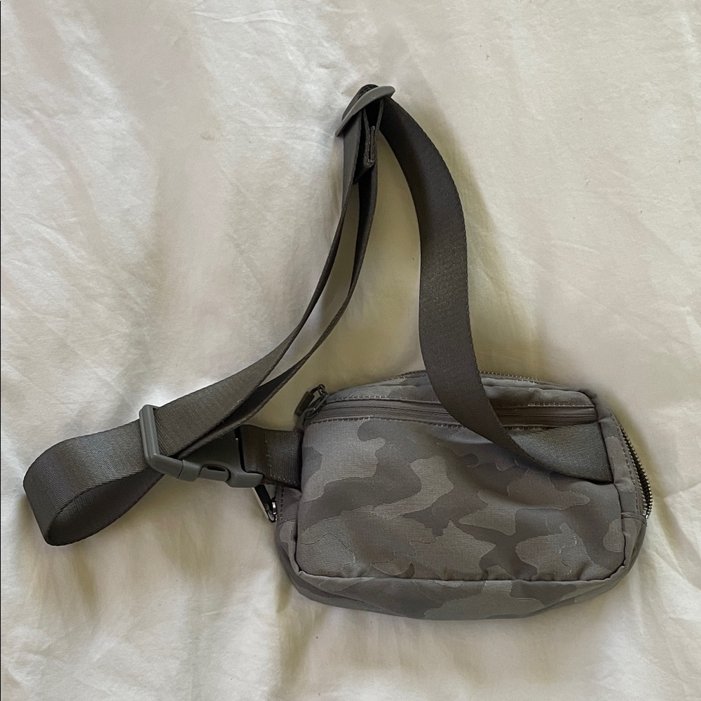 Women’s Lululemon Camouflage Belt Bag - Picture 5 of 5
